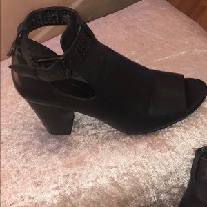 SOLESENSEABILITY BLACK HEELS
